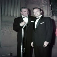 Marlon Brando ranih 1950 -ih nosio je tuxedo poziranje plakata za mikrofon
